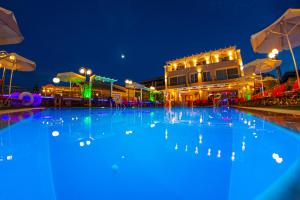 Bazén v ubytování Jasmine Hotel & Apartments nebo v jeho okolí