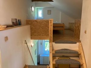 ein kleines Zimmer mit einem Etagenbett und einer Treppe in der Unterkunft Kořenov byt Alda in Kořenov
