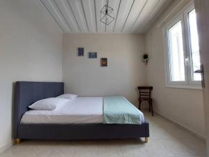 een slaapkamer met een bed in een witte kamer bij Giannata House in Kefallonia