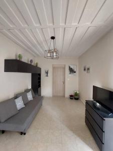 een woonkamer met een bank en een tv bij Giannata House in Kefallonia