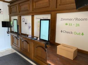 ein Raum mit zwei Computermonitoren und einer Box in der Unterkunft Mühlengarten by Relax Inn - Staffless with Self Check In & Free Parking in Nittel