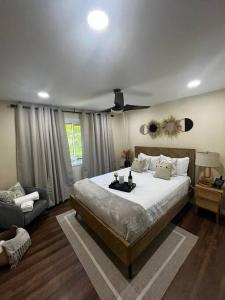 - une chambre avec un grand lit et un canapé dans l'établissement Shekinah Nest, à Albrightsville