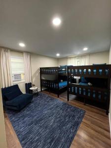 Cette chambre comprend 2 lits superposés et un tapis. dans l'établissement Shekinah Nest, à Albrightsville
