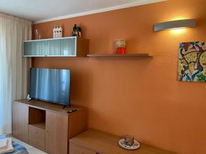 TV a/nebo společenská místnost v ubytování CAPRI-TURIS Luxe Apartamentos