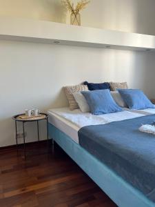 dwa łóżka siedzące obok siebie w pokoju w obiekcie Prime Home SŁONECZNY w mieście Gdynia