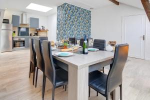 a kitchen and dining room with a table and chairs at « Le Bidule », logement au cœur de la Champagne in Chouilly