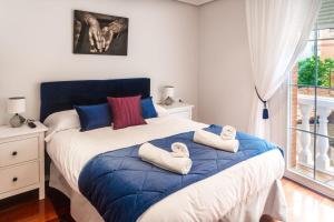 1 dormitorio con 1 cama con toallas en Ciudad de Teruel, en Teruel