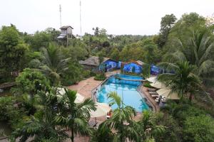 einen Luftblick auf ein Resort mit einem Pool in der Unterkunft Vamxang Rustic Home in Cần Thơ