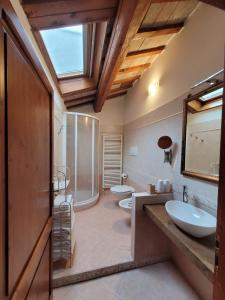 Attic في ريميني: حمام مع مغسلتين ودورتين مياه
