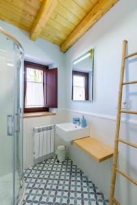 bagno con lavandino e specchio di Casa Añolo a Sober