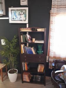 een boekenplank gevuld met boeken in een kamer bij El Campo in Zaragoza