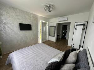 ein Schlafzimmer mit einem Bett und einem TV an der Wand in der Unterkunft Apartmaji Meli Pu 2 in Izola