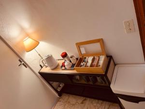 una habitación con una mesa con una lámpara y una caja en Bnb Castellane Chambre d'Hotes B&B, en Castellane