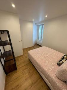 um quarto com uma cama e piso em madeira em Apt Moderne 2 chambres 5 voyageurs Paris em Paris