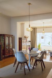 - un salon avec une table et des chaises dans l'établissement Large apartment 800m from the beach 90 Square meters, à Ostende