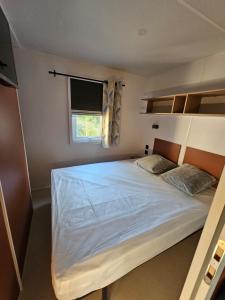 Postel nebo postele na pokoji v ubytování Camping Le Dolium