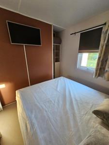 Postel nebo postele na pokoji v ubytování Camping Le Dolium