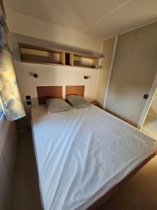 Postel nebo postele na pokoji v ubytování Camping Le Dolium