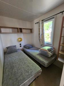 Postel nebo postele na pokoji v ubytování Camping Le Dolium