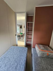 Postel nebo postele na pokoji v ubytování Camping Le Dolium