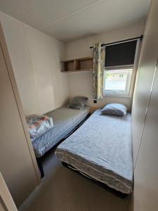 Postel nebo postele na pokoji v ubytování Camping Le Dolium