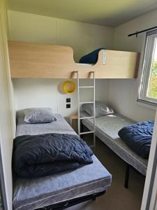 Postel nebo postele na pokoji v ubytování Camping Le Dolium