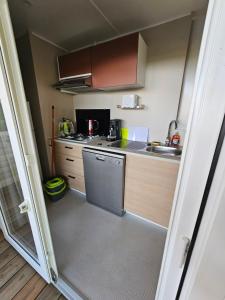 Kuchyň nebo kuchyňský kout v ubytování Camping Le Dolium