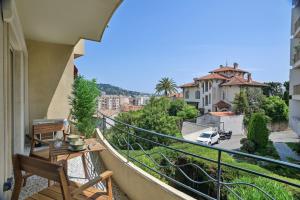 un balcone con vista sulla città di Designer flat, luxurious, close from Palais, terrasse, private garage, Air Conditoning a Cannes