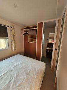 Postel nebo postele na pokoji v ubytování Camping Le Dolium