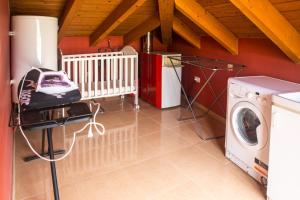 uma lavandaria com uma máquina de lavar roupa e uma máquina de lavar roupa em Ciudad de Teruel em Teruel