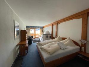 Postel nebo postele na pokoji v ubytování Hotel Alpin + 37 fotografií