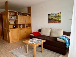 uma sala de estar com um sofá e uma mesa em Apartment Heidi em Bad Goisern
