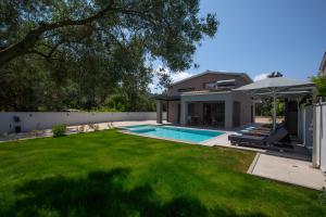 Bazén v ubytování Daya Luxury Villas Lefkada nebo v jeho okolí