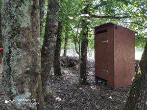 Le tent'suspendu في مونْكاري: وجود صندوق خشبي في وسط الغابة