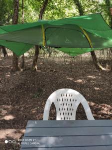 Le tent'suspendu في مونْكاري: وجود مظلة خضراء على كرسي
