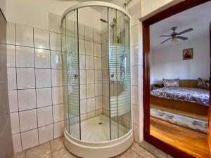 - Baño con ducha a ras de suelo junto a la ducha en Casa Chindris, en Ocna Şugatag