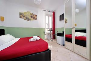 un dormitorio con una cama con un animal de peluche en Dandi Domus en Roma