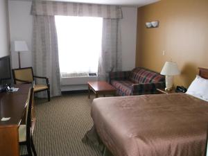 Giường trong phòng chung tại Foxwood Inn and Suites