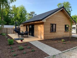 聚滕达尔Chalet Liquidambar的小屋设有桌子和庭院。