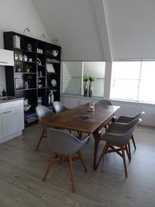 uma sala de jantar com uma mesa de madeira e cadeiras em Guesthouse Wormer em Wormer