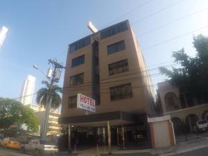 un edificio con un cartello hotel di fronte di Hotel Villa del Mar a Città di Panama