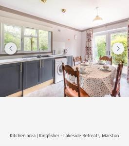 Una cocina o zona de cocina en Kingfisher Lodge