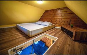 een kamer met een bed en een houten muur bij Chatka M3 