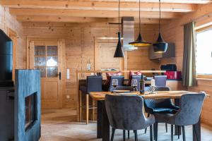 Chalets & Apartments Beim Waicher في روهبولدنغ: غرفة طعام مع طاولة وكراسي
