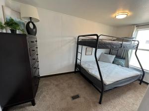 sypialnia z 2 łóżkami piętrowymi i komodą w obiekcie Angostura Oasis w mieście Hot Springs