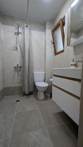 y baño con aseo y ducha. en Apartment DEVA en Balchik