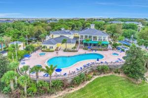 una vista aérea de un complejo con piscina en Bahama Bay Resort & Spa - Deluxe Condo Apartments en Kissimmee