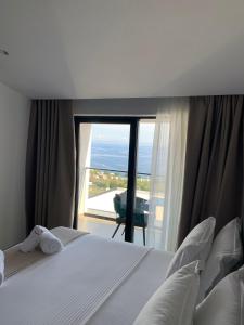Black Diamond Hotel Dhermi客房内的一张或多张床位