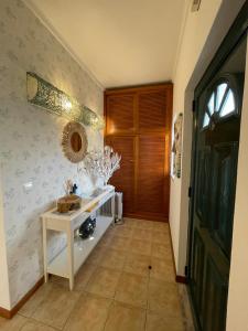 a bathroom with a sink and a mirror on the wall at Comporta Centro Villa 3 quartos MHouse lease in Comporta