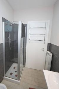 baño con ducha y puerta de cristal en Casa Vivì, en Porto SantʼElpidio